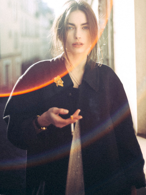 Ample manteau sombre + broche dore = le bon mix
