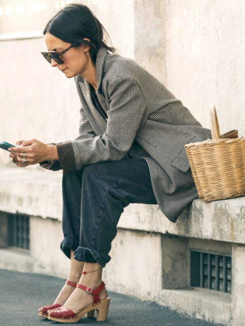 Panier en osier + blazer masculin + sandales rouges = le bon mix