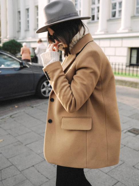 Mlant dgaine boyish et twist cosy, ce look a tout bon !