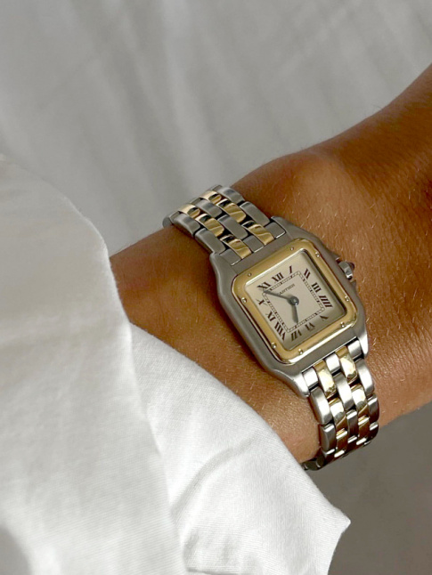 Rien de tel qu'une chemise blanche et un joli bronzage pour sublimer une montre de luxe !
