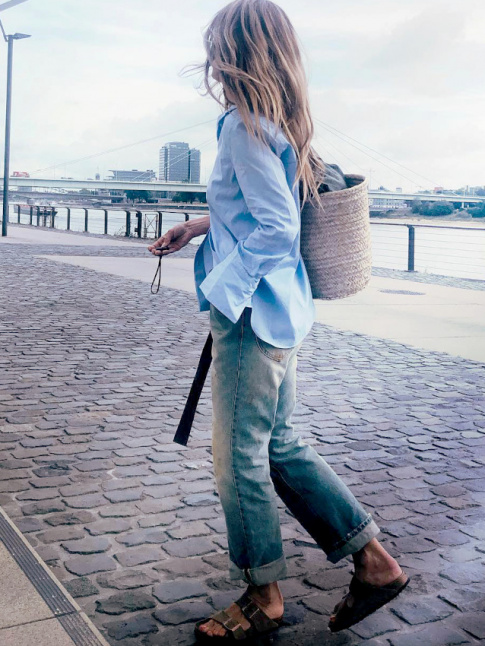 Chemise masculine + jean boyfriend + Birkenstock Arizona = le bon mix