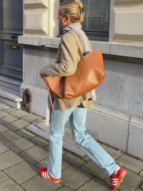 Rien de tel qu'une paire de baskets rouges pour relever un look de rentre !