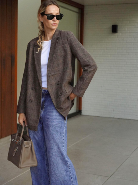 Blazer  carreaux marron + tee-shirt blanc + jean large = le bon mix