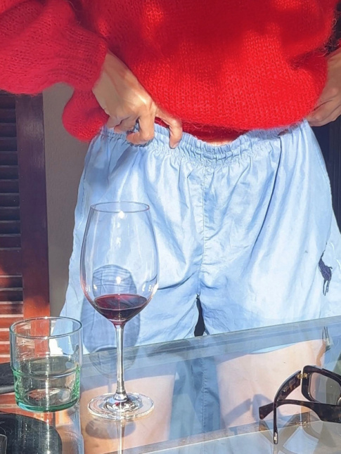 Pull cosy + short d'homme + verre de vin rouge = le bon mix spcial week-end