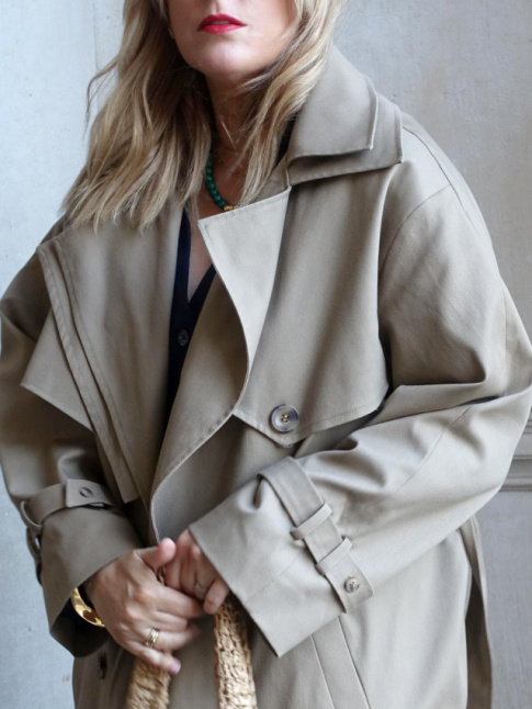 Oui au mix entre trench oversize et cabas en raphia !