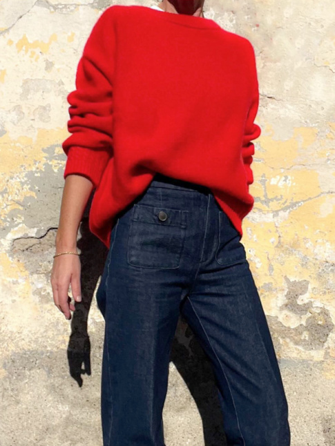 Pull rouge + tee-shirt blanc + jean brut = le bon mix