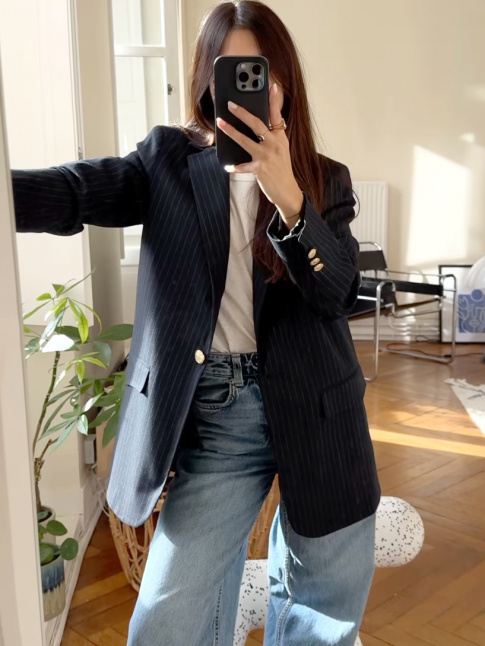 La simplicit du trio blazer ray/tee-shirt blanc/jean large se rvle toujours aussi efficace !