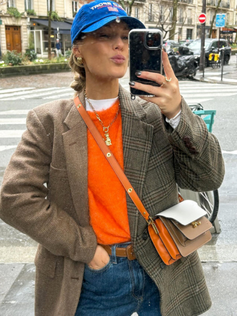 Oui  l'orange vitamin sous un blazer en tweed !