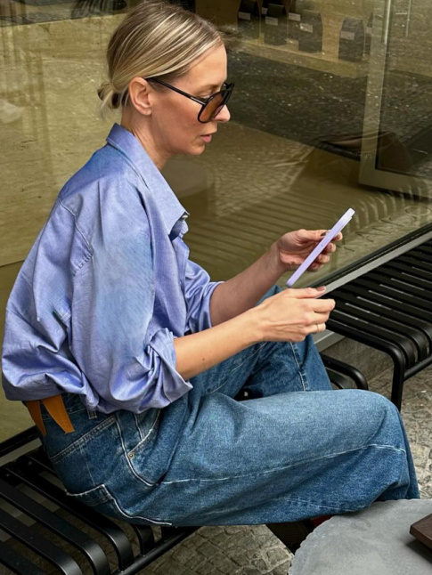 Chemise masculine + jean large + lunettes aviator = le bon mix