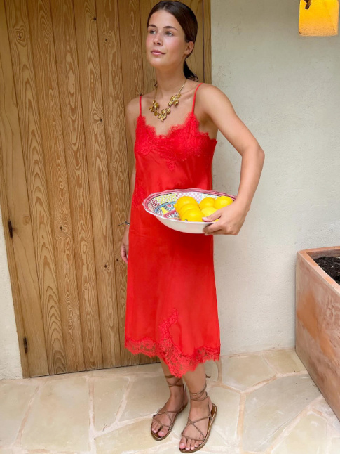 Robe rouge + sandales caramel = le bon mix