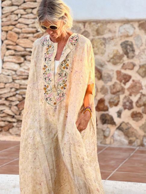 Caftan + paire de lunettes aux lignes contemporaines = le bon mix