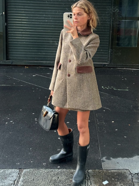 Bottes de pluie et manteau de petite fille sage font apparemment bon mnage !