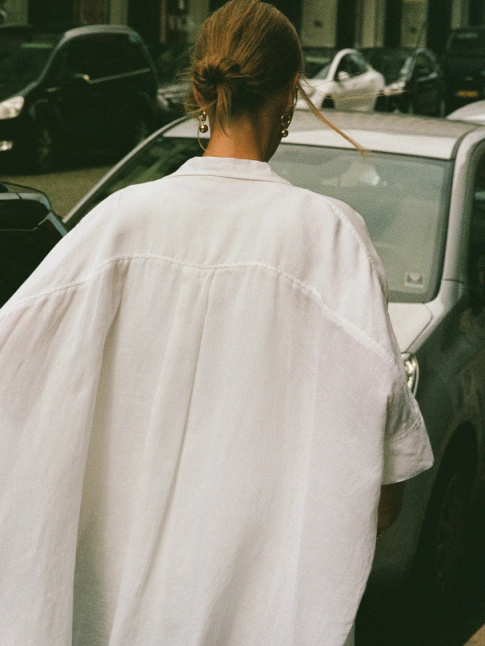 Chemise oversize + boucles d'oreilles minimalistes = le bon mix