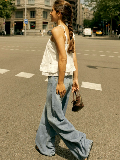 Top romantique + jean large + sandales plates = le bon mix