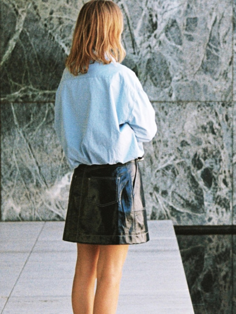 Chemise masculine + mini jupe trapze = le bon mix