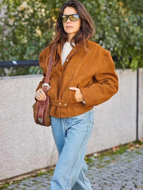 Blouson en daim structur + jean bleu dlav = le bon mix