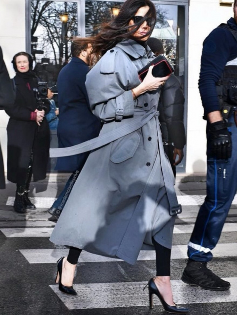 Un trench, des talons, des lunettes noires... what else ?