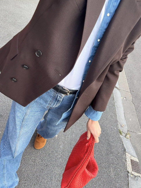 Rien de tel qu'une touche de rouge pour rveiller le duo marron/jean clair !