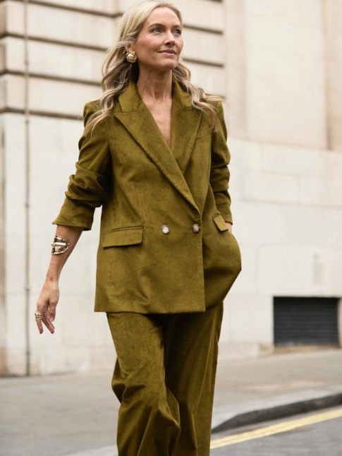 Oui au costume port  mme la peau !