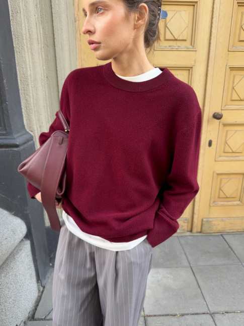 Glisser un tee-shirt blanc sous un pull col rond : le meilleur des exhausteurs de teint !