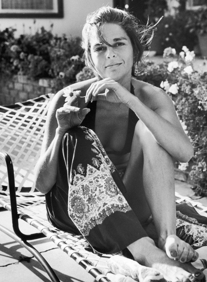 Un maillot de bain noir, un paréo... what else ?