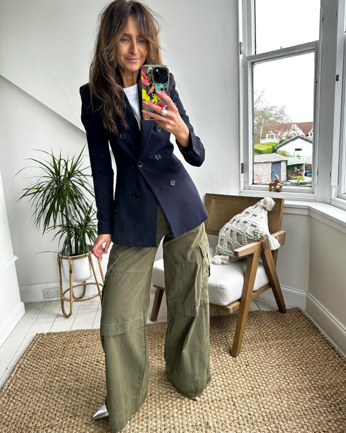 Look tendance 2026 avec pantalon kaki dans une silhouette féminine moderne