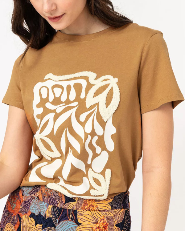 Tee-shirt  manches courtes avec motif en relief femme camel