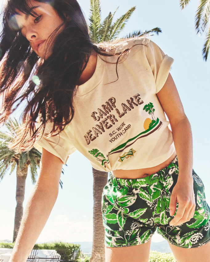 Short hawaïen + tee-shirt esprit "summer camp" = le bon mix