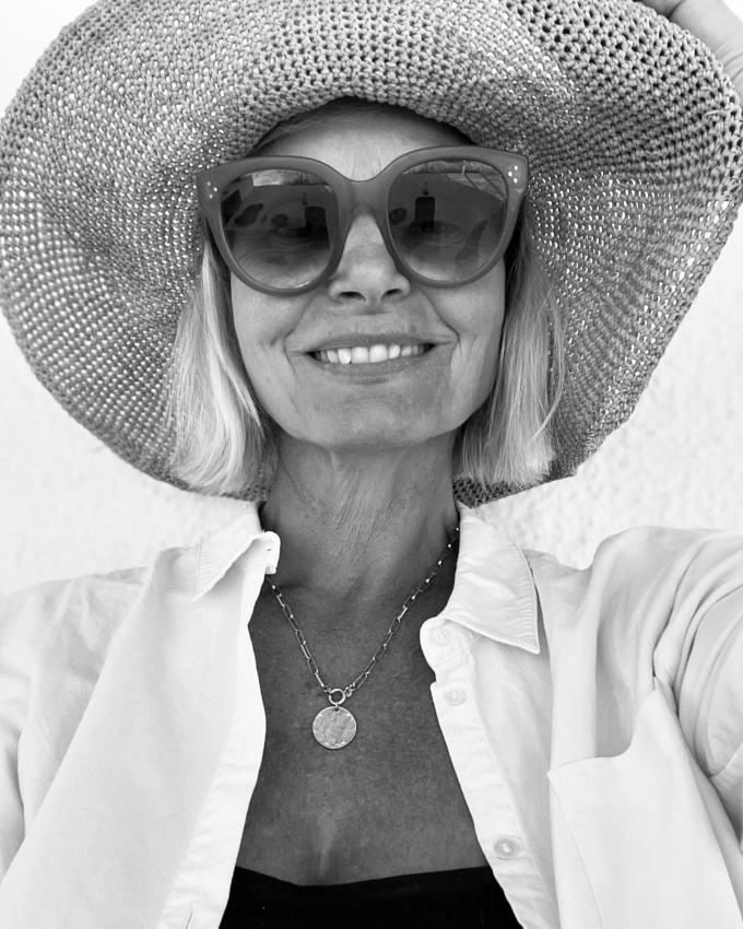 Chemise blanche + médaille + chapeau en raphia tressé = le bon mix