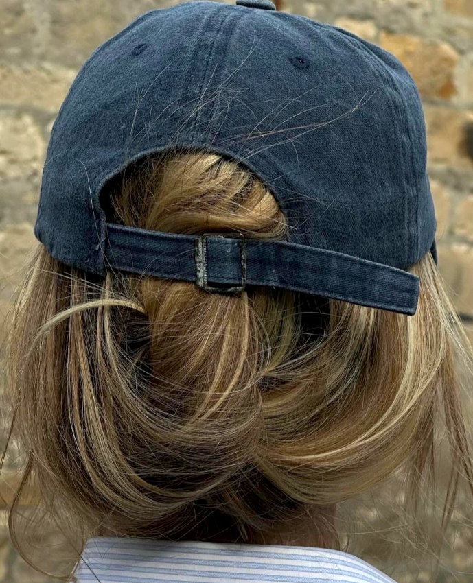 Casquette en jean + chignon fait à la va-vite + chemise rayée = le bon mix