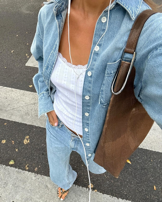 Oui au caraco esprit lingerie cosy glissé sous une ample chemise en jean !