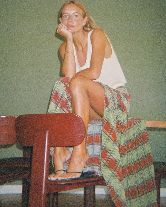 Débardeur blanc loose + maxi jupe + bronzage = le bon mix