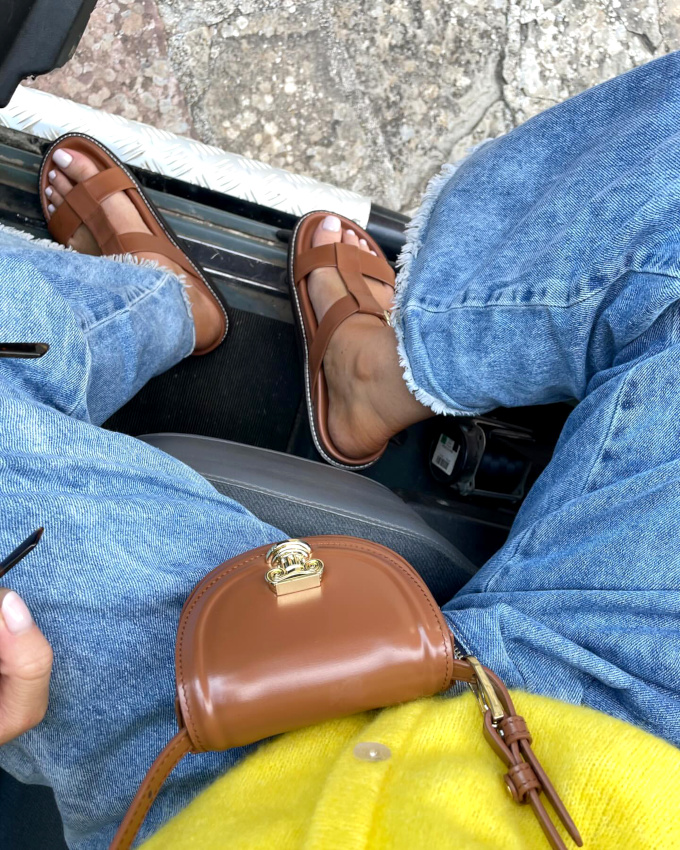 Rien de tel qu'un jean bien délavé pour finaliser le mix jaune/camel !