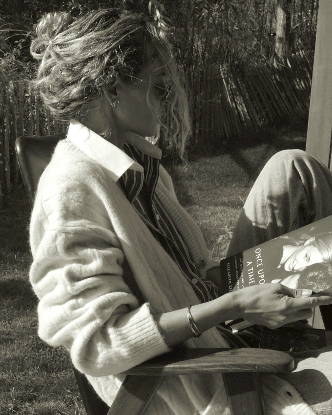 Gilet douillet + chemise à rayures verticales + coiffure nonchalante = le bon mix