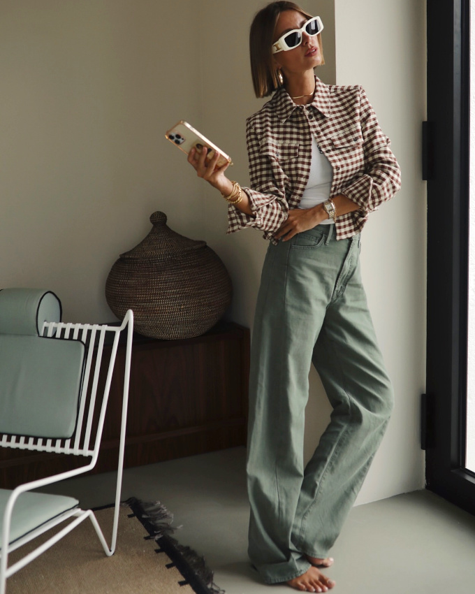 Pantalon kaki dans une coupe élégante associé à des matières féminines et contemporaines