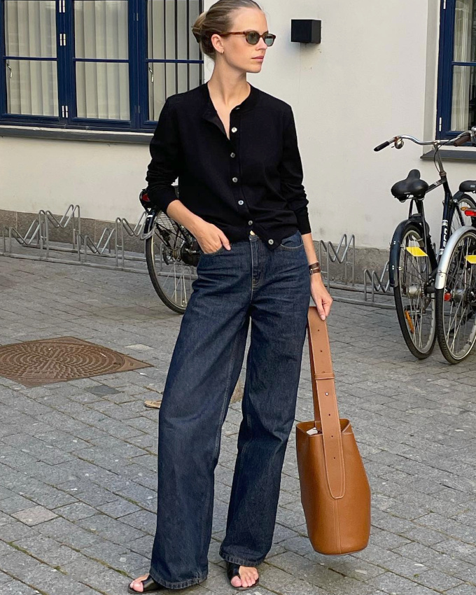 Petit cardigan noir + jean large brut + sandales noires = le bon mix
