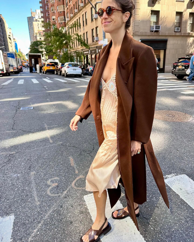 Pardessus marron + robe nuisette nude = le bon mix
