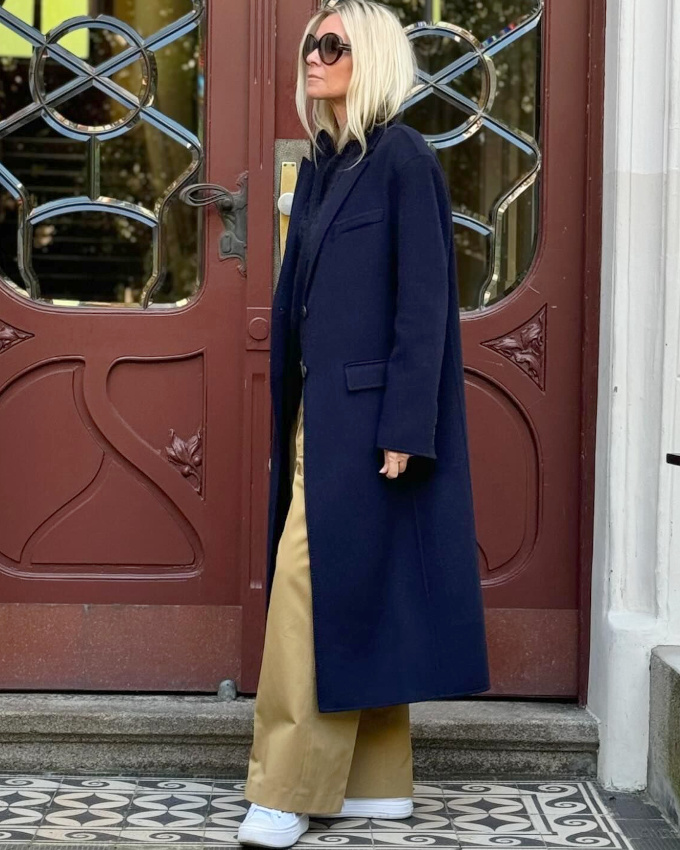 Rien de tel qu’un blond lumineux pour booster l'éclat du duo kaki/bleu marine !