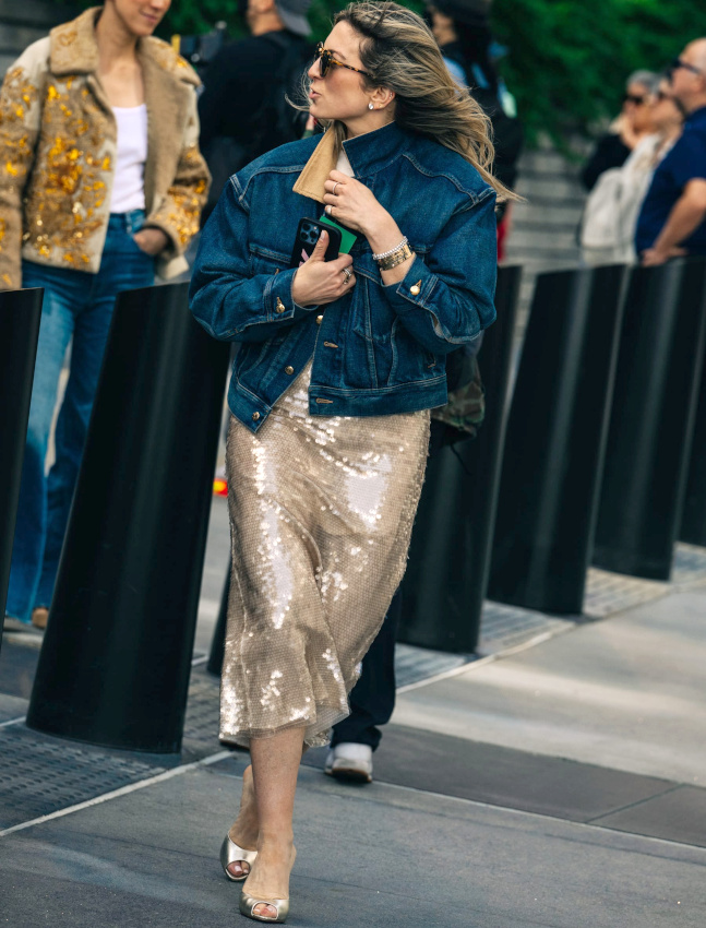 Le jean jean brut : l'allié insoupçonné des sequins !