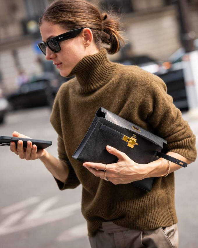 Maille marron duveteuse + cuir noir lisse = le bon mix