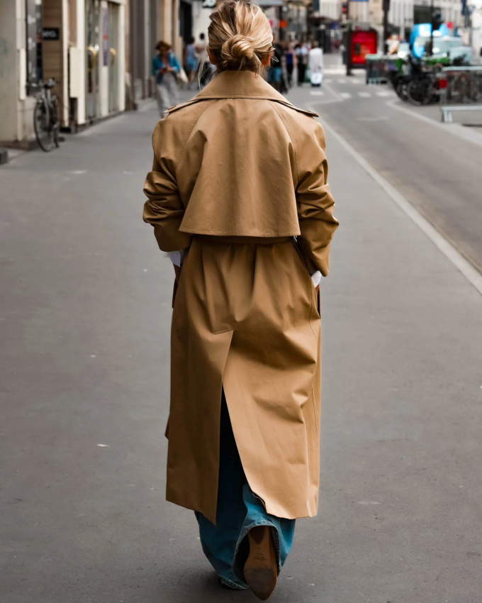 Oui au long trench un brin trop grand porté avec un simple petit chignon bas !