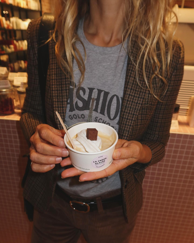 Blazer à carreaux un brin désuet + tee-shirt vintage = le bon mix