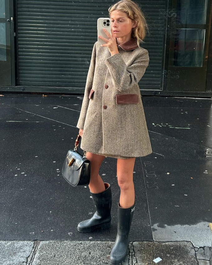 Bottes de pluie et manteau de petite fille sage font apparemment bon ménage !