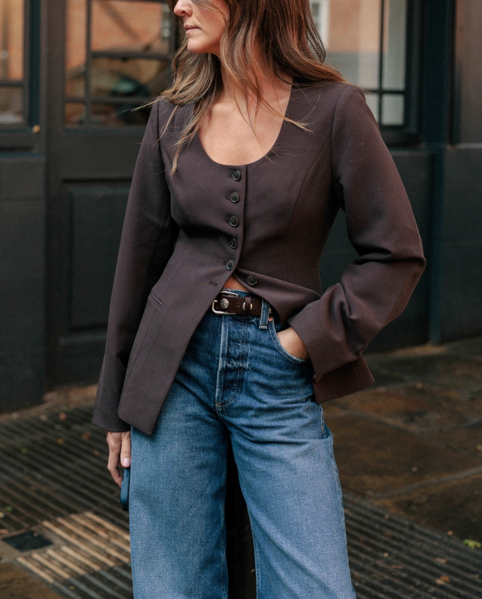 Ultra féminin, ce blazer se marie fort bien à l'androgynie du jean large !