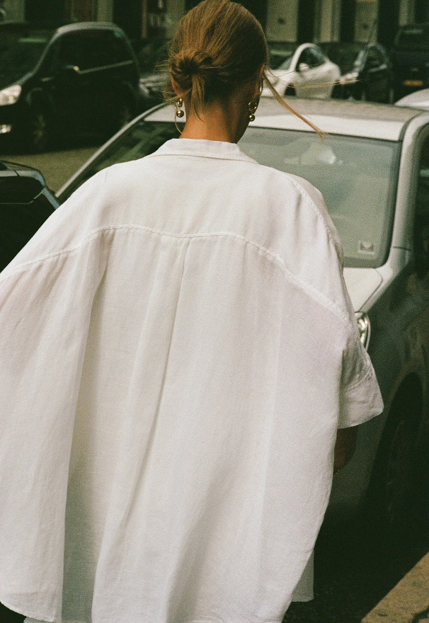 Chemise oversize + boucles d'oreilles minimalistes = le bon mix