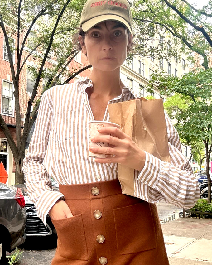 Chemise rayée marron + jupe sixties brou de noix + casquette kaki = le bon mix