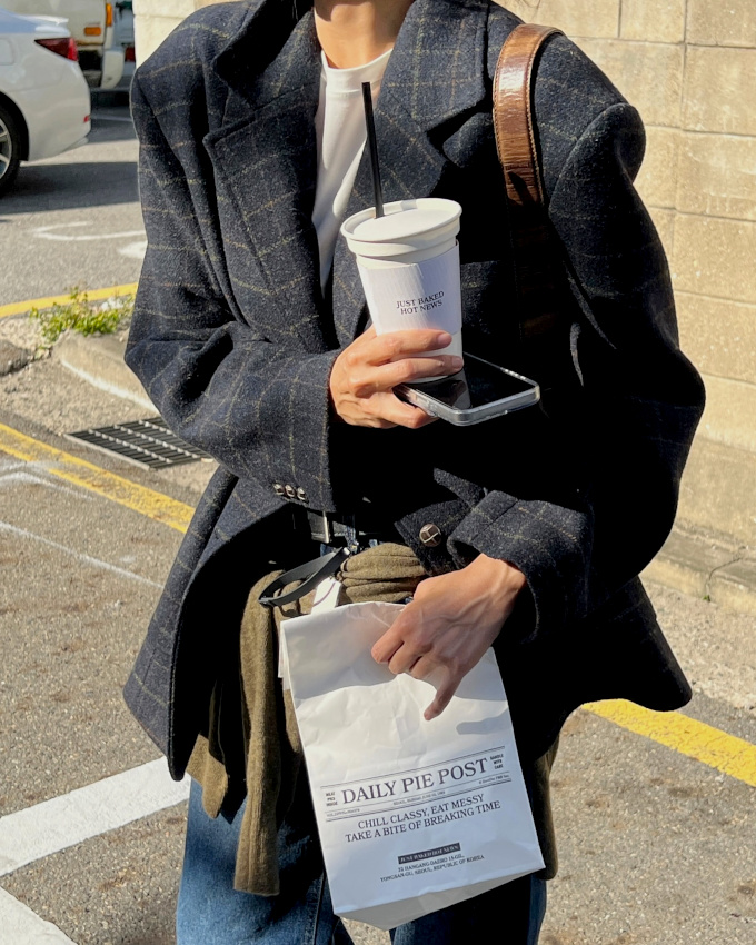 Blazer trop grand + tee-shirt blanc + sac en cuir vieilli = le bon mix