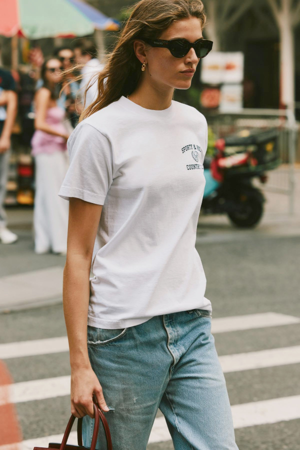 Traiter le duo tee-shirt/jean avec une pointe de chic bourgeois/glamour, ou comment éviter le no look !