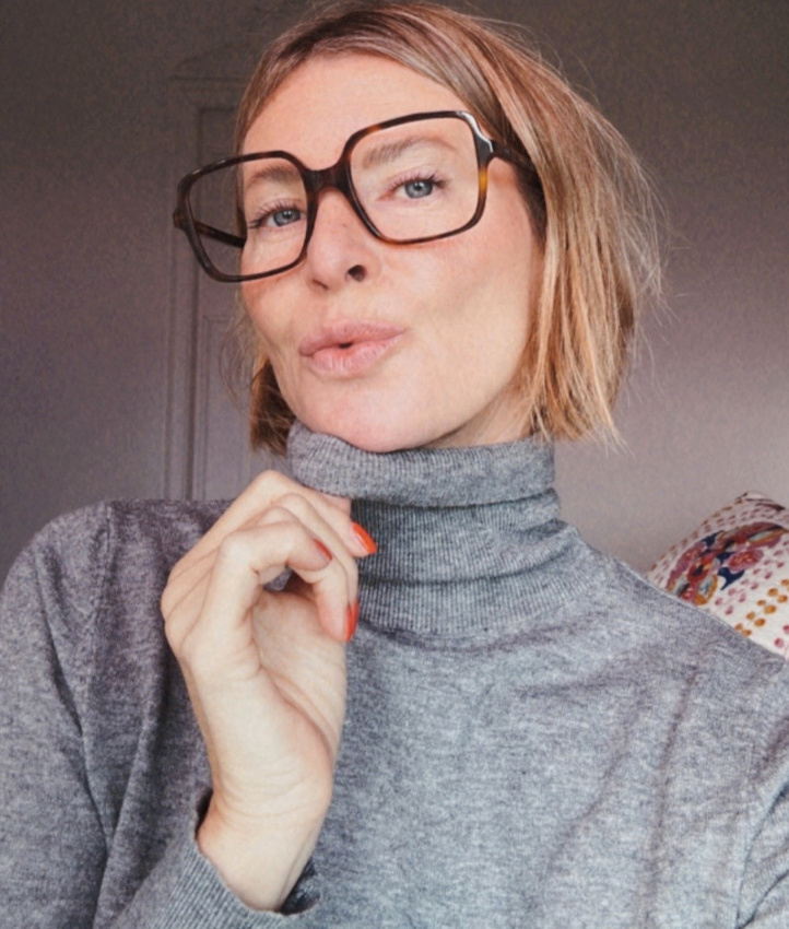 Entre espièglerie des lunettes, fraîcheur du carré court et classicisme du pull col roulé gris, ce look a tout bon !
