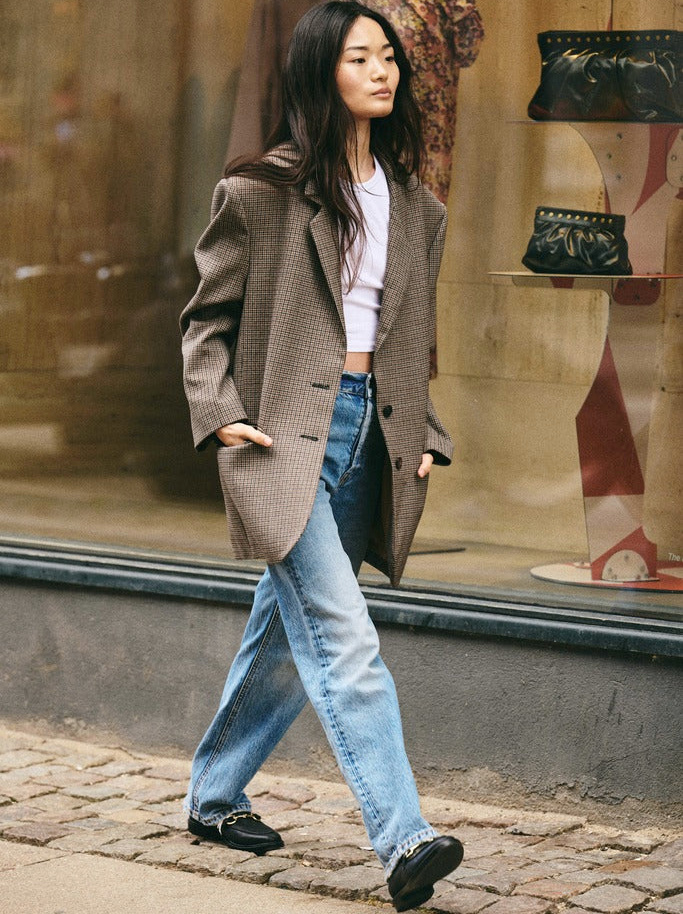 Mêlant masculinité et féminité naturelle, ce look a tout bon !